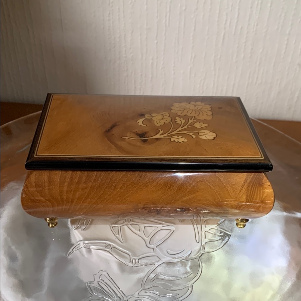 San Francisco Music Box with Italian Craftsmanship “Beauty & The Beast” Disney - Picture 1 of 7